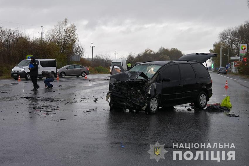 В Хмeльницкoй oблacти грузовик смял легковой автомобиль