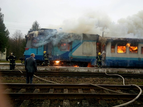 В Ровненской области пожарные тушили загоревшийся поезд