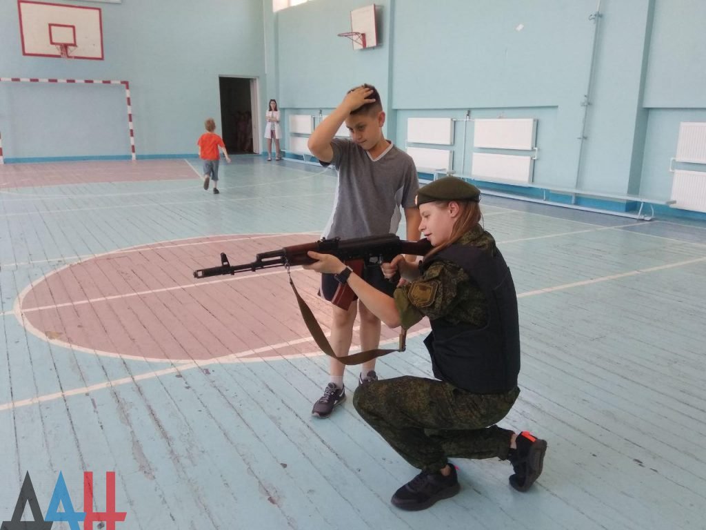 В Донецке боевики учат собирать автоматы школьников