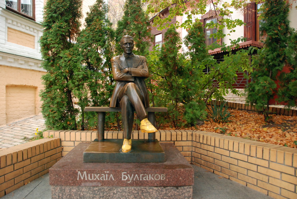Памятник Михаилу Булгакову получил яркую обувь