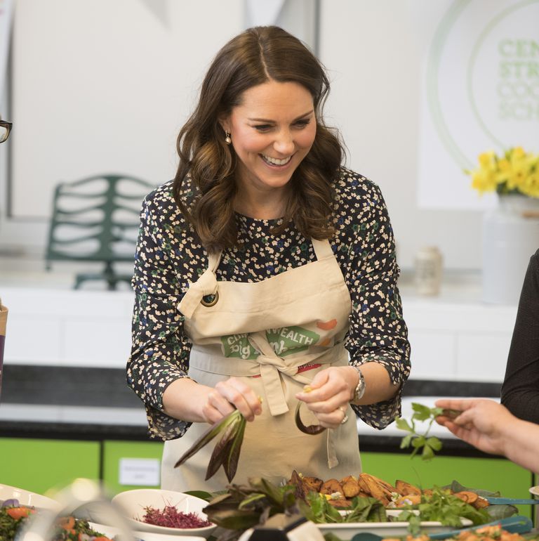 Кэтрин, герцогиня Кембриджская, принимает участие в приготовление общественного обеда 22 марта 2018 года в Лондоне, Англия