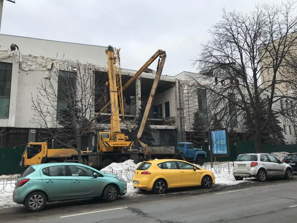 Начали демонтировать фасад кинотеатра Зоряный