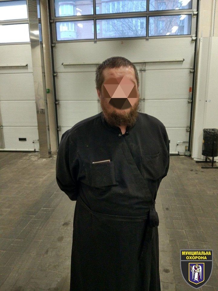 В Киеве мужчина в рясе устроил погром в больнице