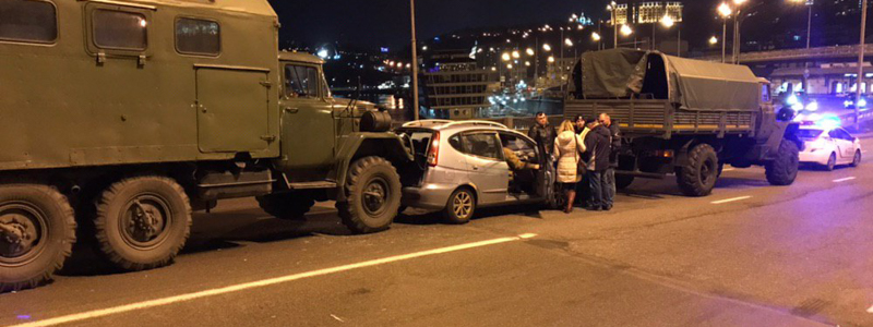 В Киеве военный грузовик влетел в Chevrolet