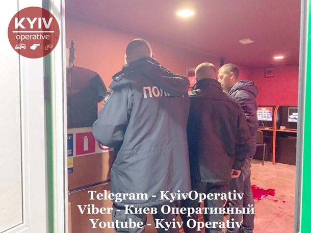 В Киеве мужчину ранили ножом в зале игровых автоматов