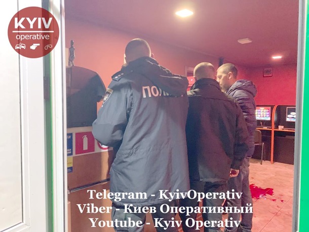 В Киеве мужчину ранили ножом в зале игровых автоматов
