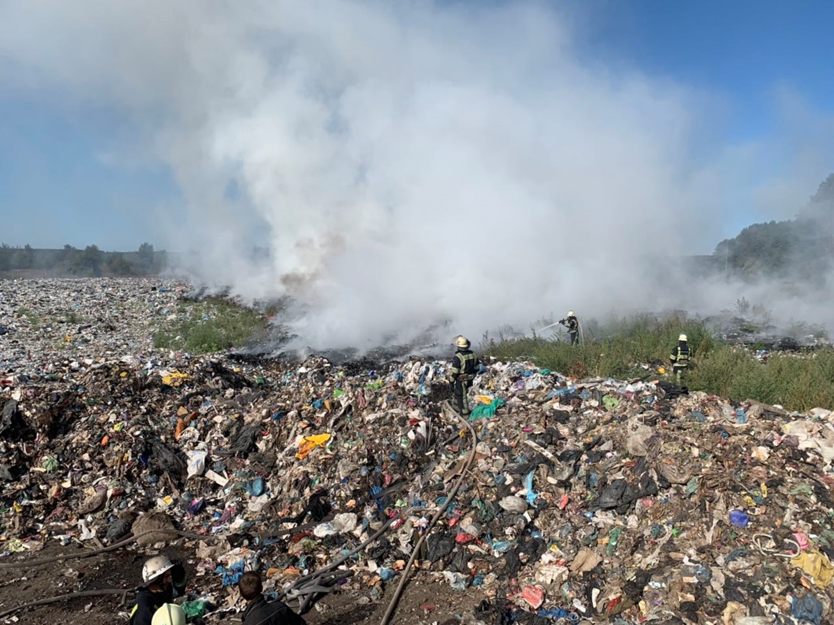 Под Киевом горит свалка мусора