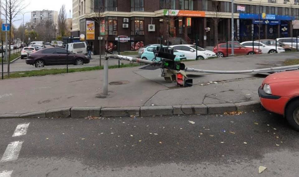 В Киеве из-за сильного ветра рухнул светофор