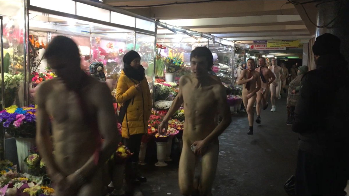 В Киеве голые мужчины устроили забег