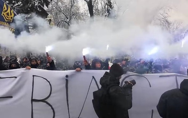 Националисты жгут файеры под Радой