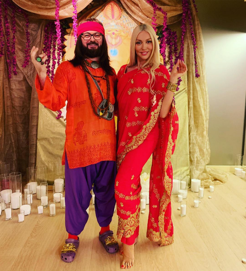 Полякова позирует в необычном наряде