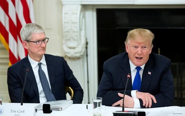 Тим Кук и Дональд Трамп на встрече в Белом доме