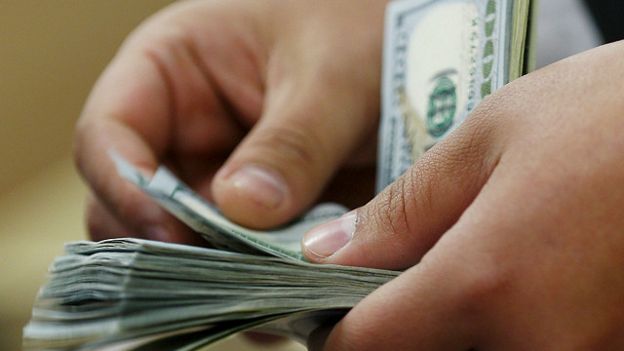 Самый популярный способ хранения средств у украинских министров - наличный американский доллар