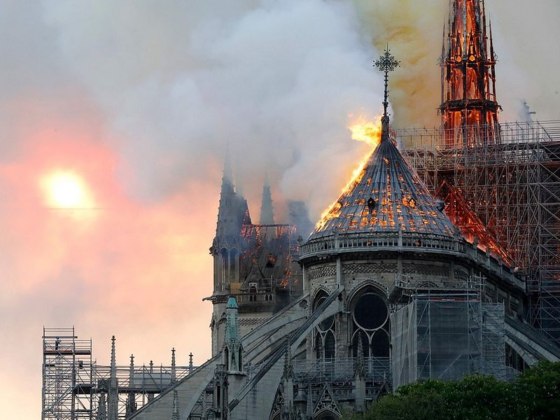 Пожар охватил одну из двух башен Собора Парижской Богоматери