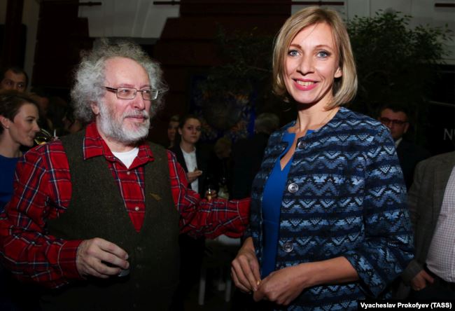  Головний редактор радіостанції «Ехо Москви» Олексій Венедиктов і офіційний представник МЗС Росії Марія Захарова в ресторані під час святкування дня народження радіостанції «Ехо Москви». Москва. 6 жовтня 2016 року 