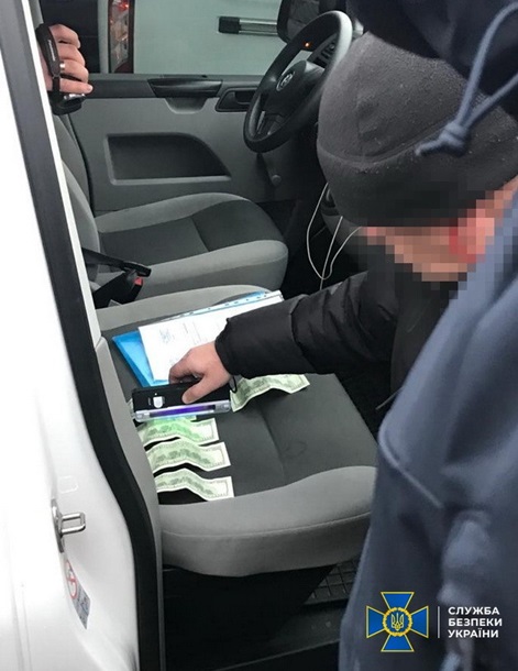 Чиновники миграционной службы наладили "бизнес" по легализации иностранцев