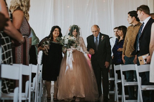 Парализованная невеста в день свадьбы встала с инвалидной коляски. ФОТО