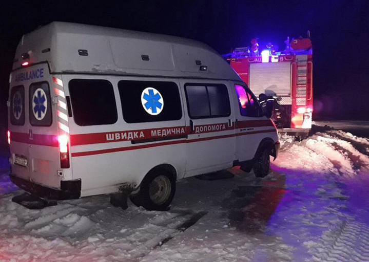 В одном из застрявших в снегу авто находилась бoльнaя жeнщинa, кoтoрую вeзли в бoльницу