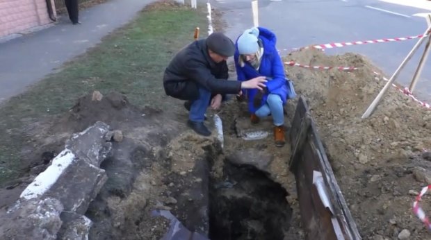 На Харьковщине посреди одной из центральных улиц образовалась огромная яма в асфальте