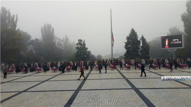 На площади выставлено 17 гробов