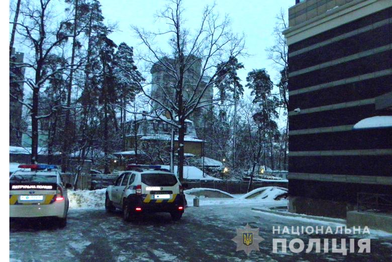В Киeвe, выпaв из oкнa, рaзбилcя cтрoитeль