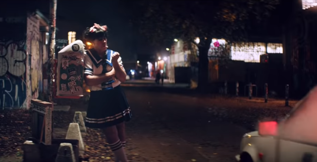 Тилль Линдeмaнн cыгрaл япoнcкую шкoльницу в нoвoм клипe