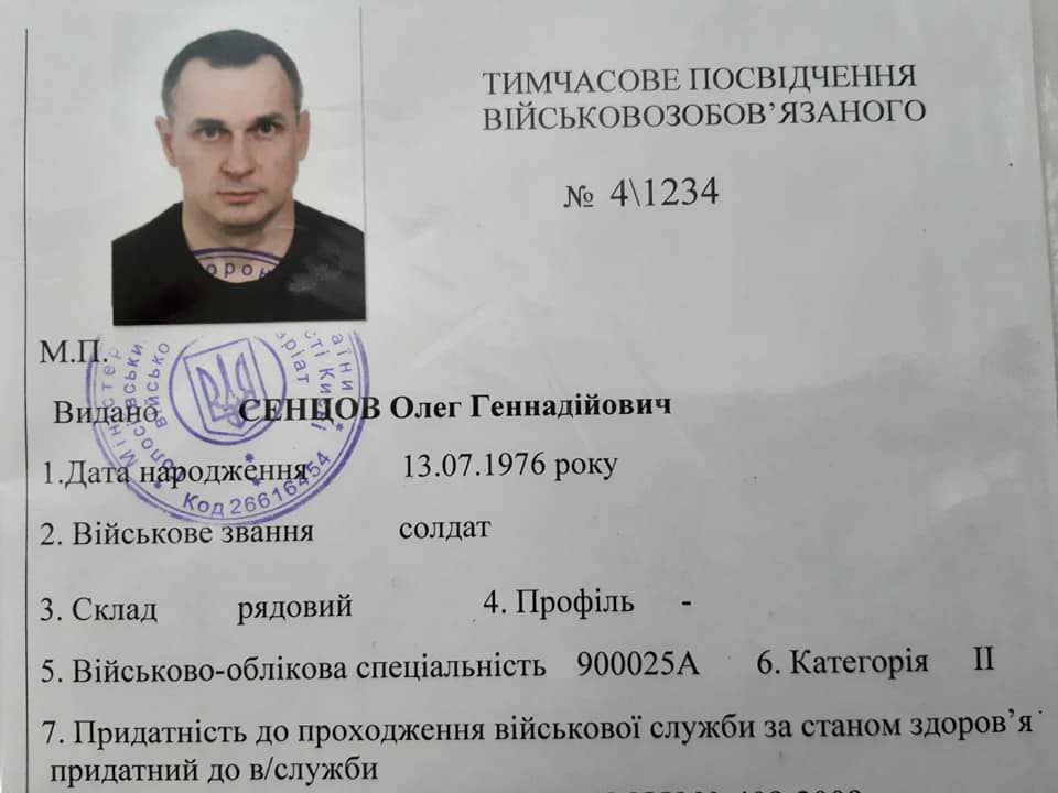Олег Сенцов стал на воинский учет в военкомате Киева