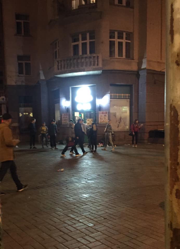 Подростки ограбили и разгромили магазин в Киеве