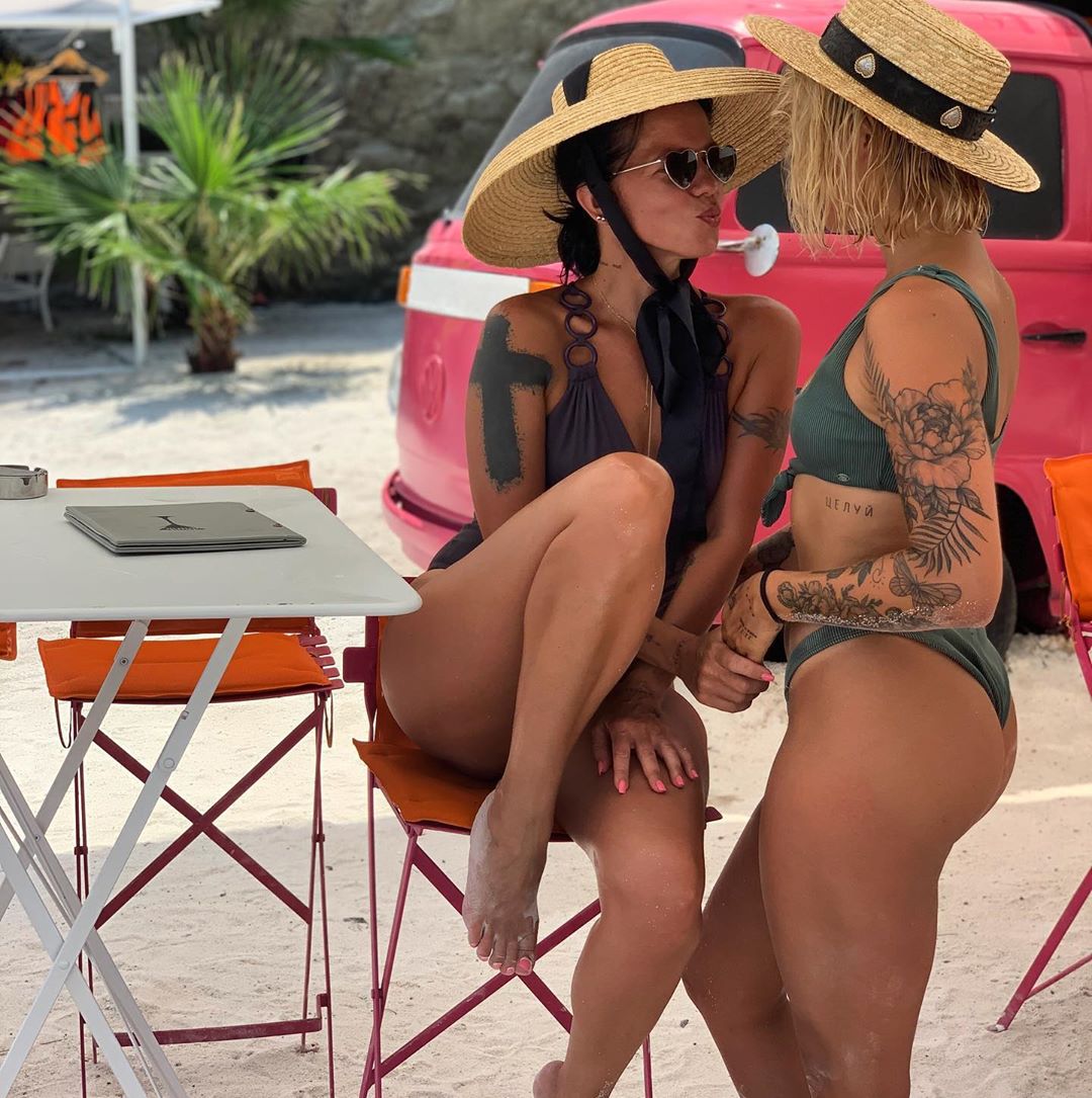 Жена Монатика устроила пляжную вечеринку с экс-женой Потапа