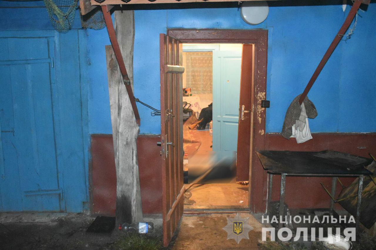  54-летний мужчина закрылся в комнате, а жена пыталась открыть дверь топором