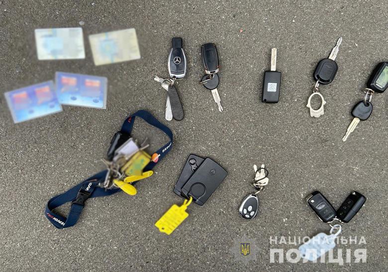 На Киевщине мужчина обворовал офис автосалона и угнал со стоянки автомобиль