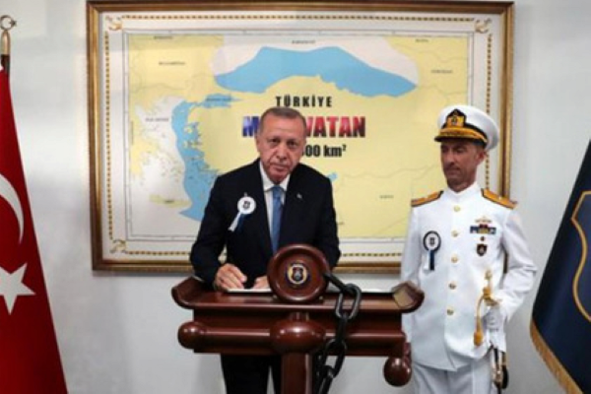 Эрдоган сфотографировался с картой, на которой греческие острова принадлежат Турции