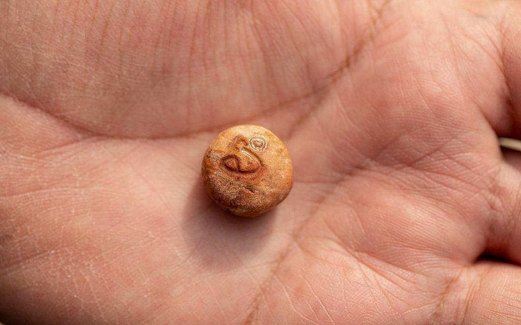 Крошечная каменная гирька / timesofisrael.com  