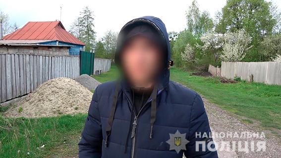 В Сумской области мужчина посадил работника на цепь