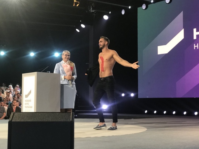 Человек разделся перед Тимошенко