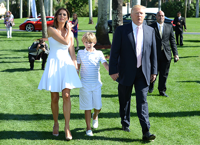 Мелания и Дональд Трамп с сыном, 2015 год