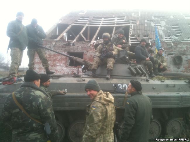 Українські військові у Тоненькому: третя рота готується до заїзду в ДАП, позаду –ферма, де бійці жили після обстрілу