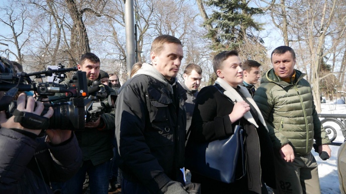 Савченко в сопровождении следователей и журналистов