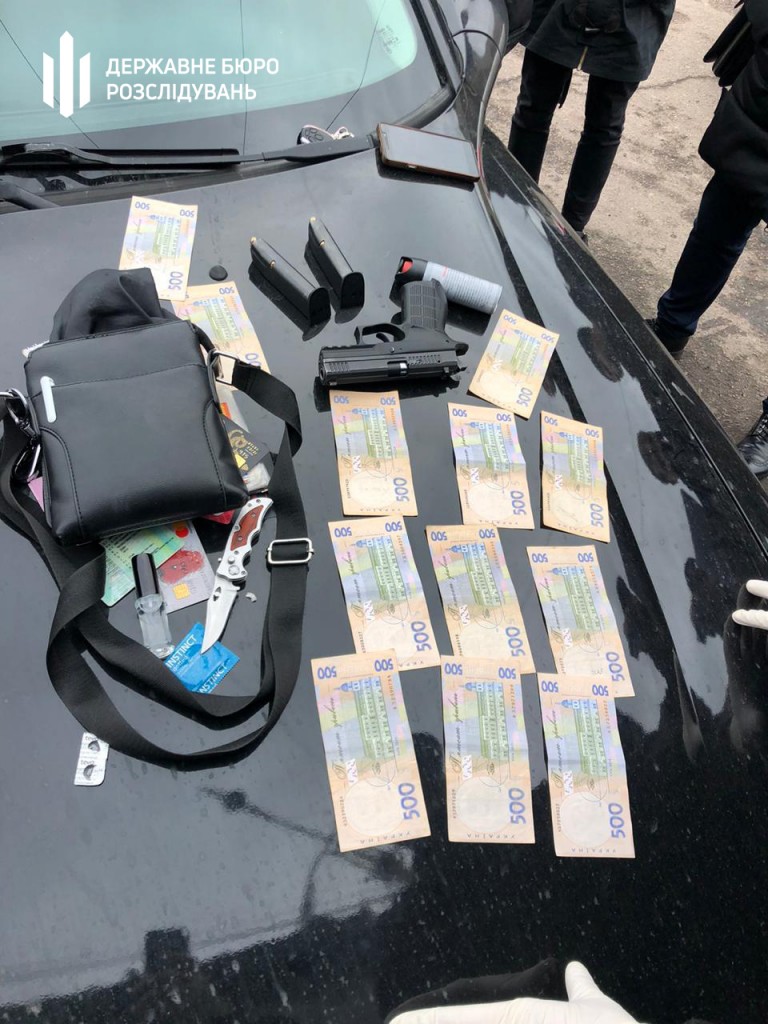 Следователи ГБР задержали полицейского, который получил взятку за незаконную выдачу водительских прав