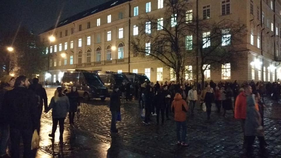В центре Львова снова дерутся футбольные фанаты