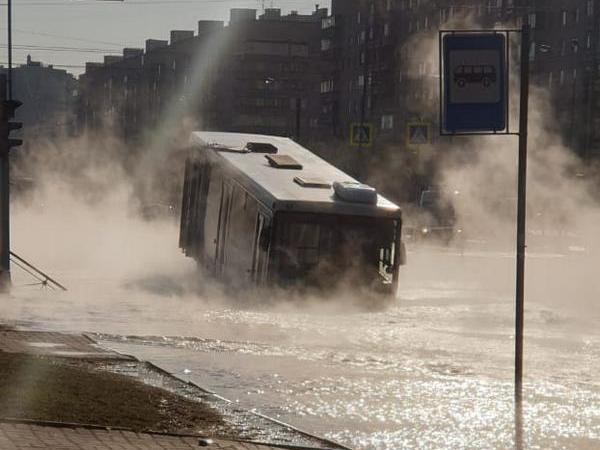 В России автобус провалился в горячую воду под асфальтом