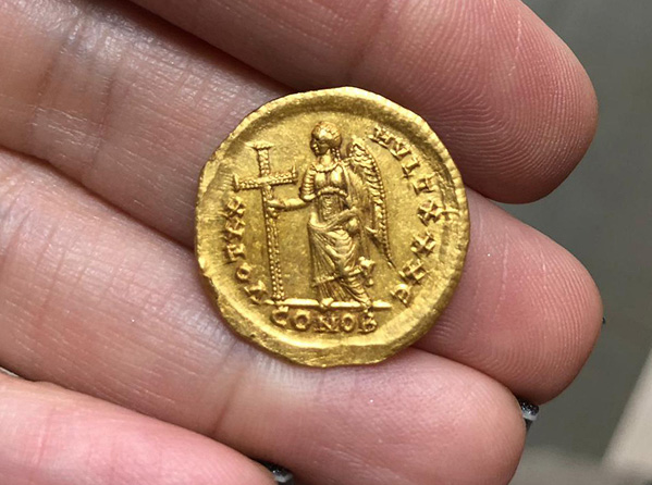Обнаруженная монета. Фото предоставлено Управлением древностей