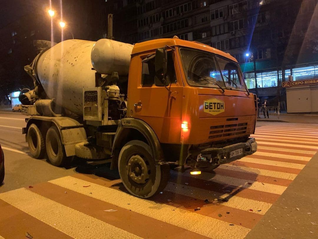 В Киеве пьяный водитель бетономешалки устроил ДТП
