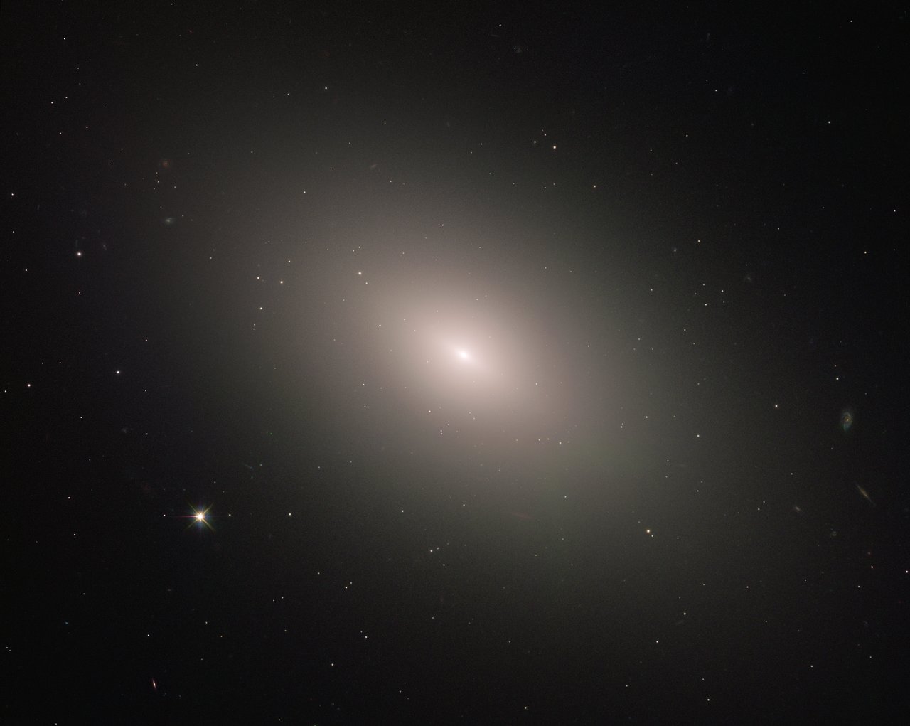 Эллиптическая галактика NGC 4621