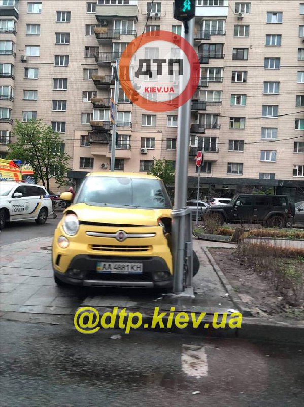 В Киеве авто от удара в ДТП вылетело на тротуар и снесло пешехода