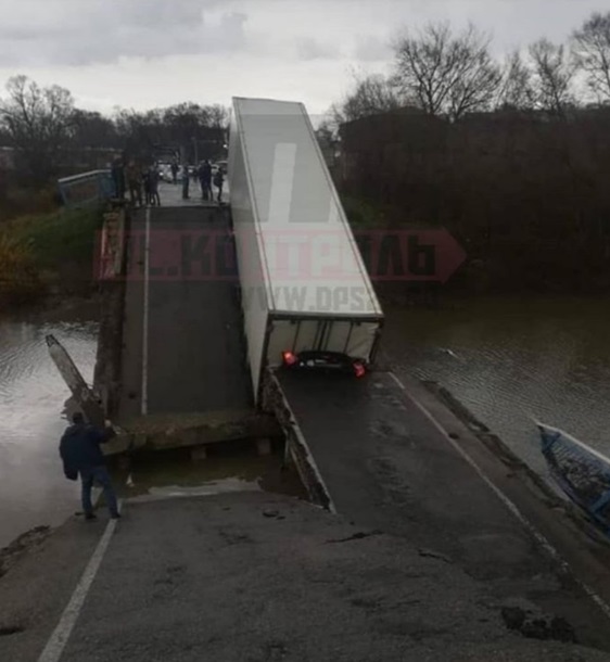 В Приморском крае России рухнул автомобильный мост