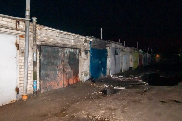 В Днепре взрыв уничтожил автомобиль и повредил гаражи