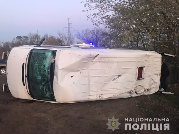 В Одесской области бус попал в ДТП с военным тягачом