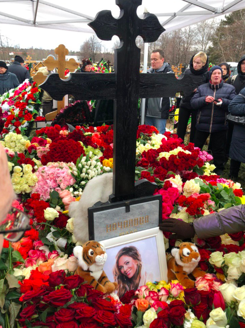 На Троекуровском кладбище похоронили российскую певицу Юлию Началову. Фото: Страна