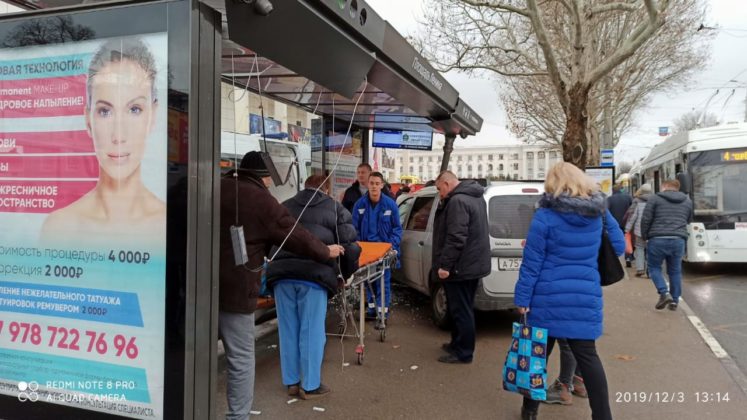 Авто сбило людей на остановке 